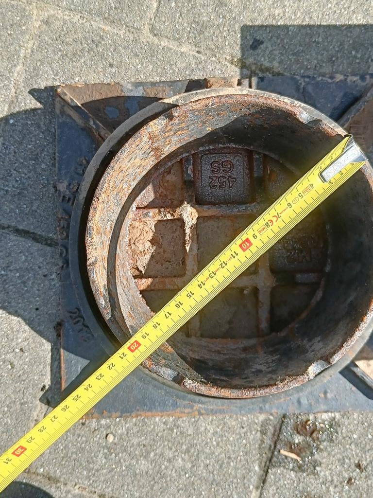 2 gietijzeren putdeksels rwa regenwaterafvoer, Ophalen