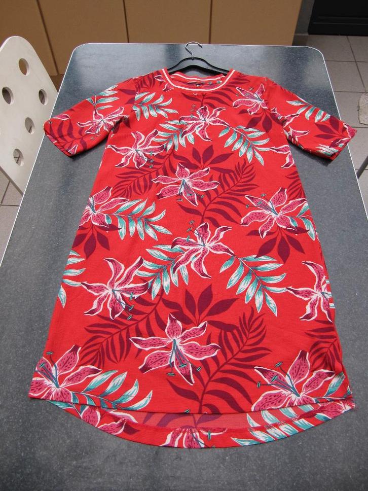 Jurk Hema rood met bloemen, small past ook medium, Kleding | Dames, Jurken, Gedragen, Maat 36 (S), Rood, Ophalen of Verzenden
