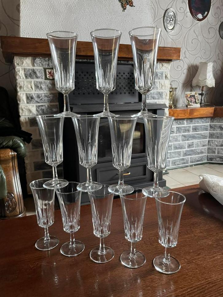 Service a verres sur pieds complet 60pc, Verzamelen, Glas en Drinkglazen, Nieuw, Overige typen, Ophalen