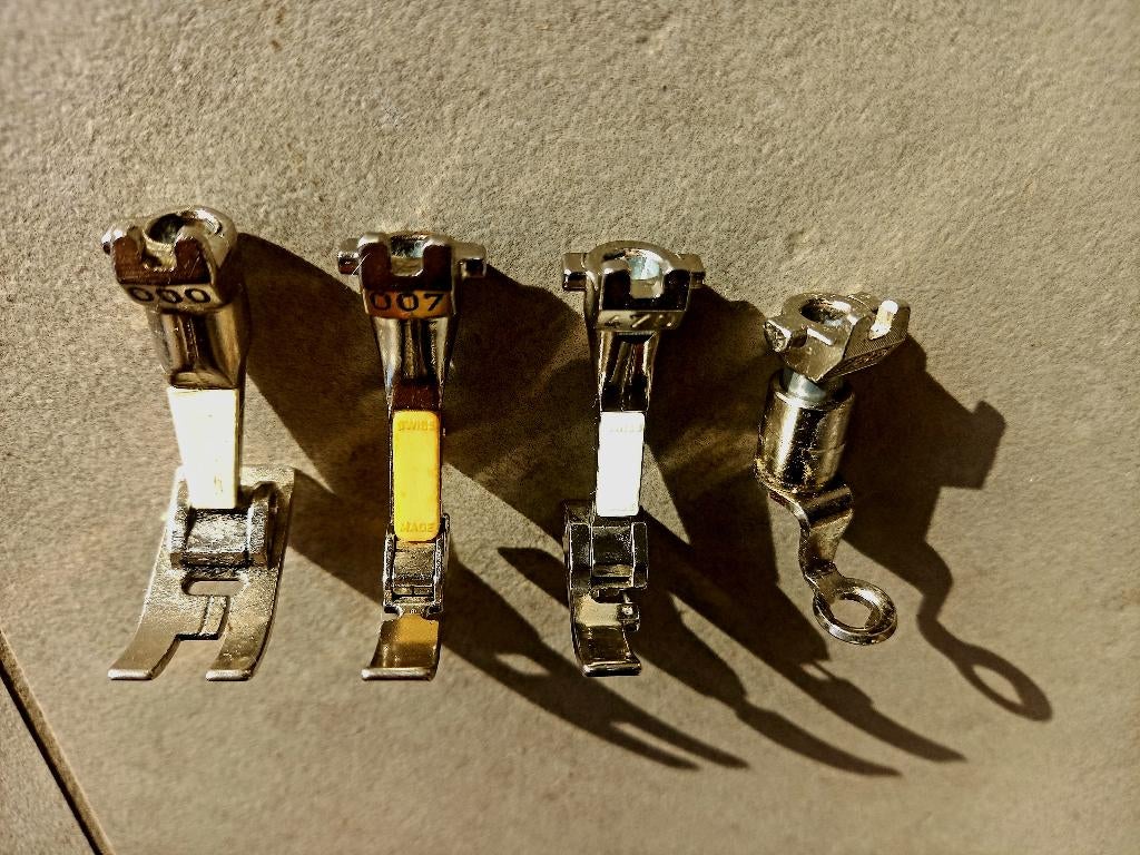 4 pieds pour machine à coudre BERNINA, Ophalen of Verzenden, Gebruikt, Naaimachine, Bernina