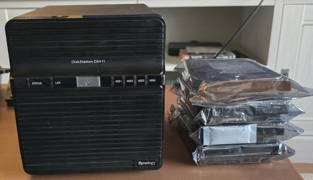 Synology DS411 8TB nas met 4 extra schijven, Computers en Software, NAS, Ophalen, Zo goed als nieuw