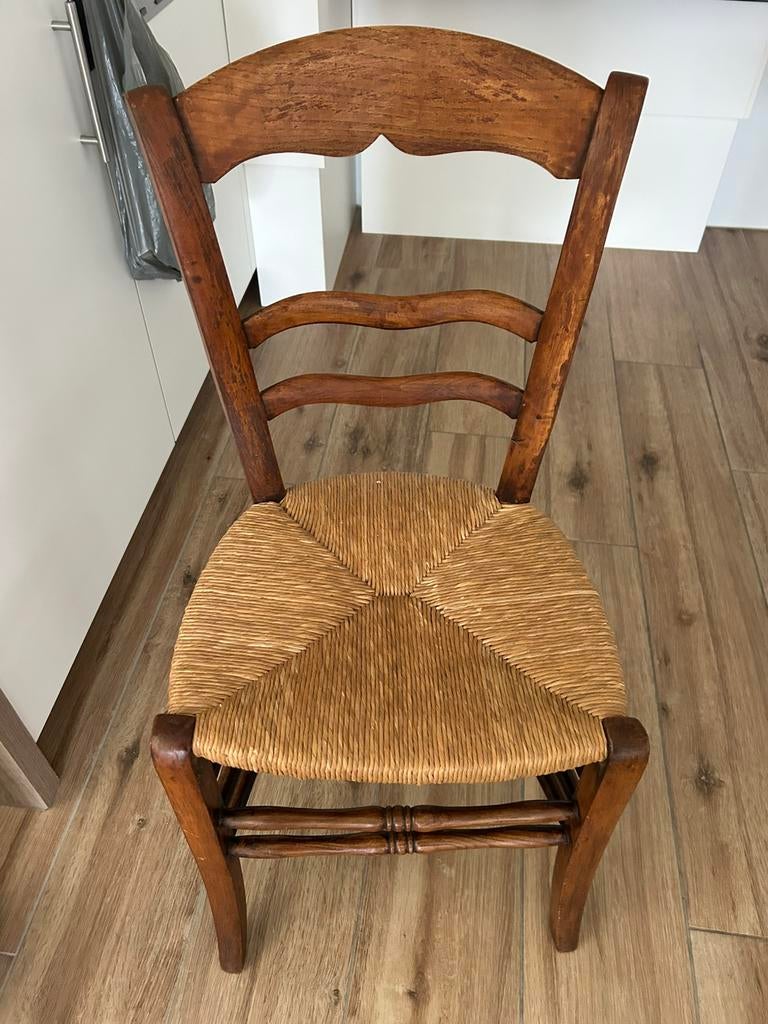 Mooie stoel in hout met rieten zitting. 2 stuks., Huis en Inrichting, Ophalen, Hout