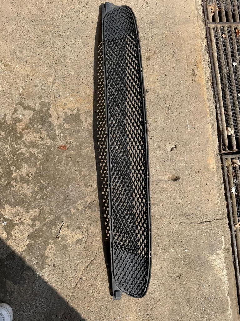 Calandre inférieure du pare-chocs avant pour Mercedes-Benz C, Enlèvement