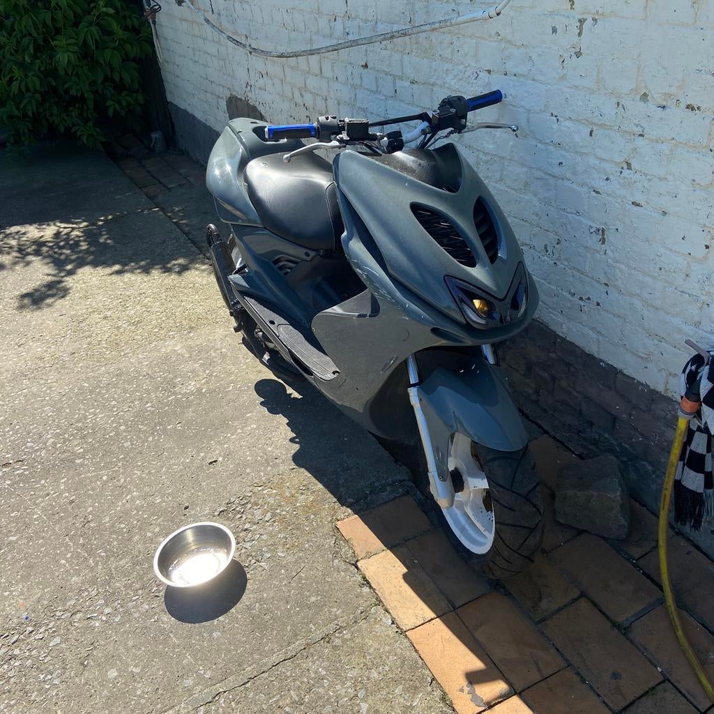 Yamaha aerox a klasse met alle papieren, Vélos & Vélomoteurs, Scooters | Yamaha, Enlèvement, Deux-temps, Aerox