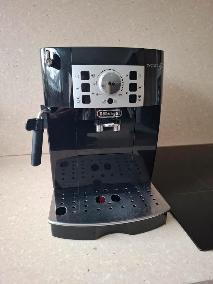 Machine à café Delonghi Magnifica S, Electroménager, Cafetières, Comme neuf, Café moulu, Café en grains, Cafetière, Réservoir d'eau amovible
