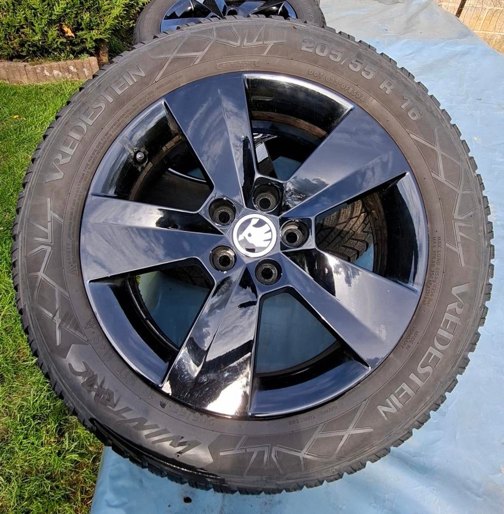 Jantes et pneus Vredestein  skoda 205/55/16/91T impeccable, Autos : Pièces & Accessoires, Pneus hiver, 16 pouces, 205 mm, Pneu(s)