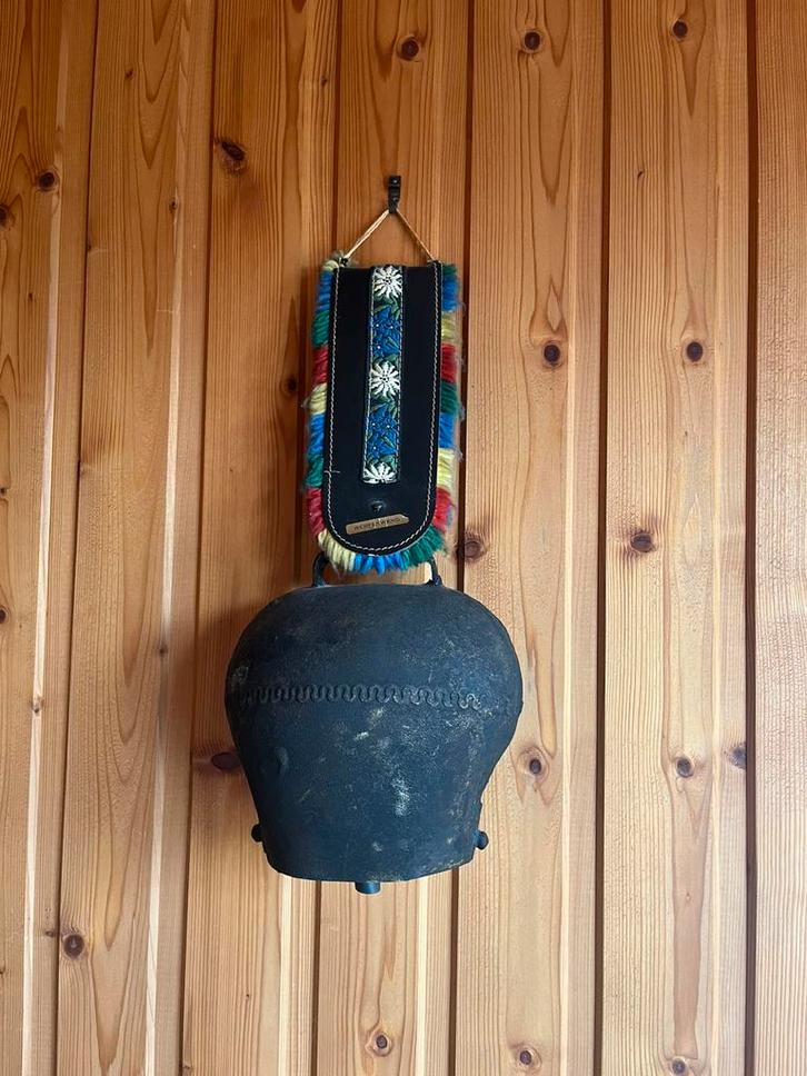 Grande cloche vintage décorative alpine avec lanière en cuir, Maison & Meubles, Accessoires pour la Maison | Décorations murale