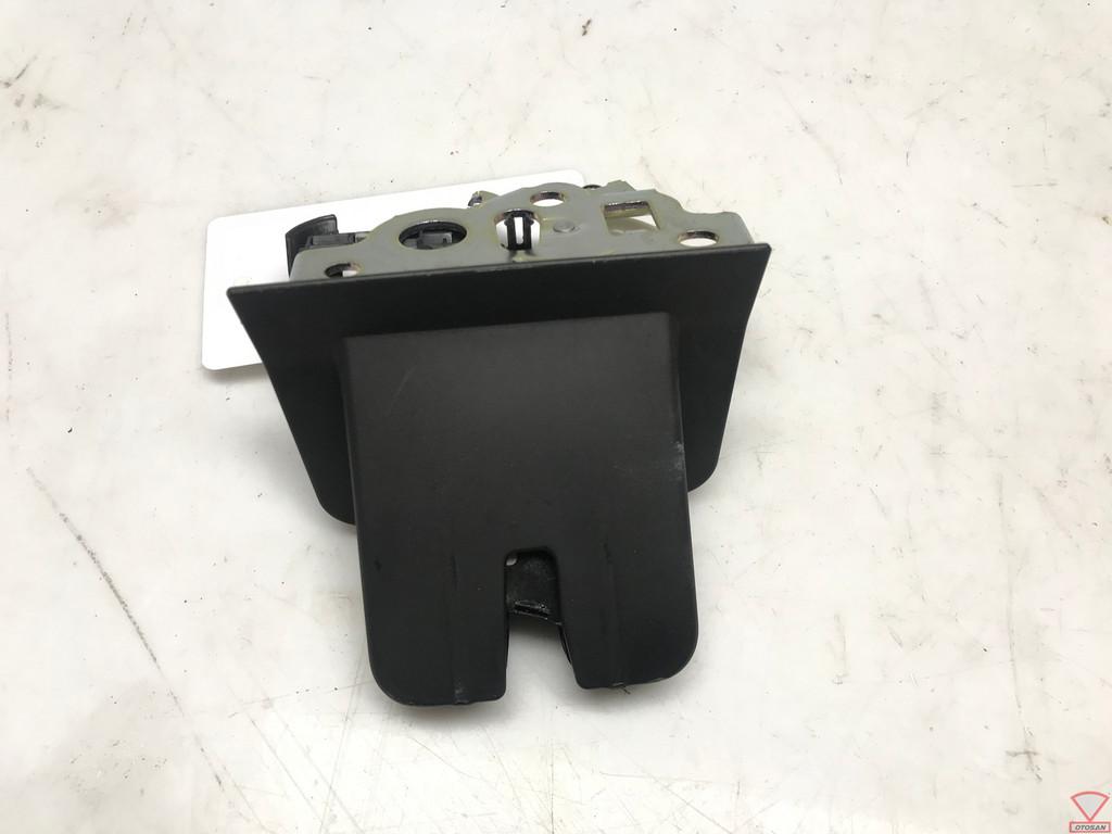 audi a3 8v facelift q5 a1 serrure de hayon 8r0827505a, Arrière, AUDI AG, Auto-Union-Strasse 1
85045  Ingolstadt, DE, Audi