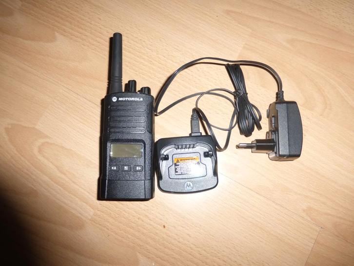 Motorola XT 460 walkietalkie met oplader en clips, Telecommunicatie, Portofoons en Walkie-talkies, Zo goed als nieuw, Portofoon of Walkie-talkie