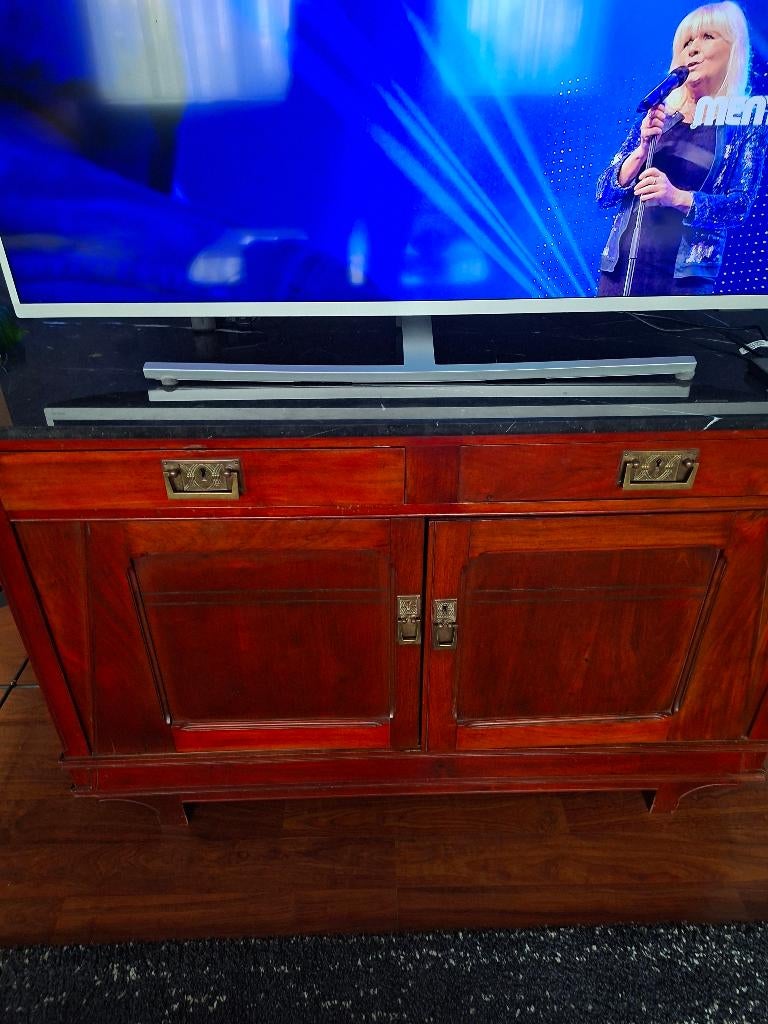 Kastje met zwart marmeren blad, Enlèvement