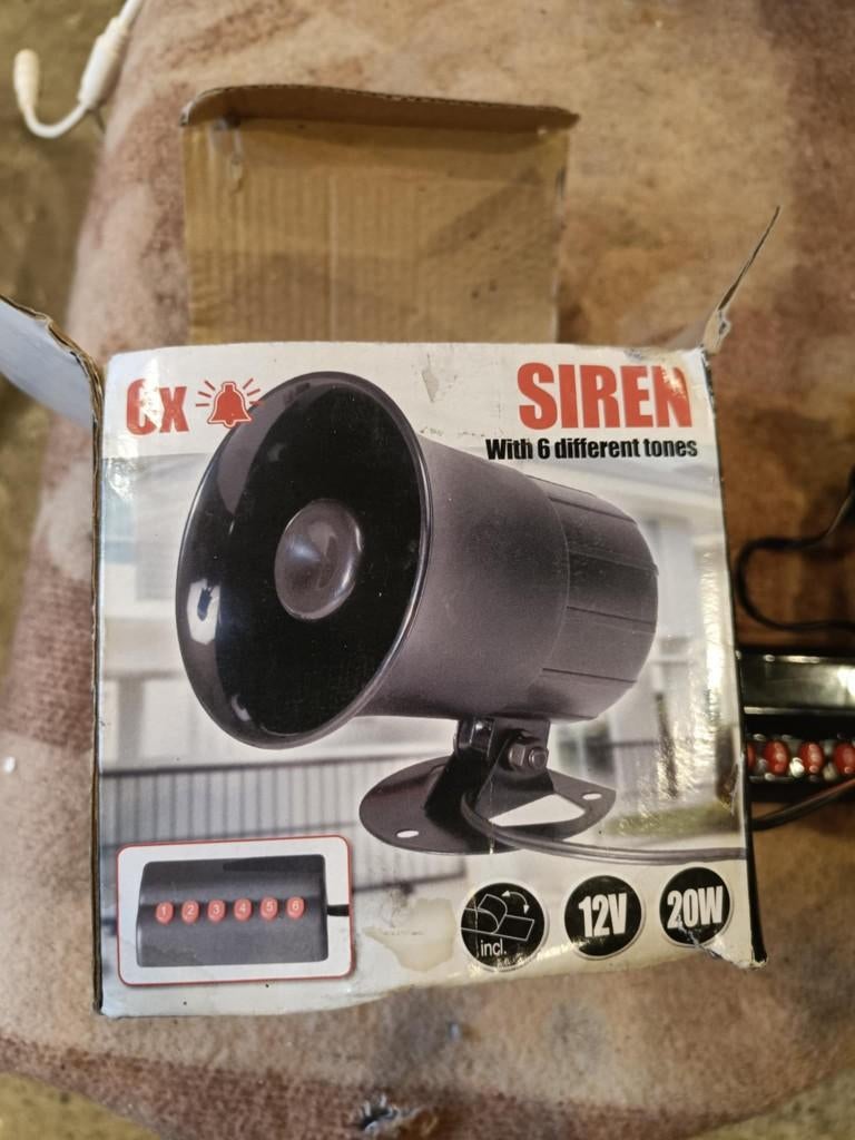 sirène de voiture neuve, Enlèvement