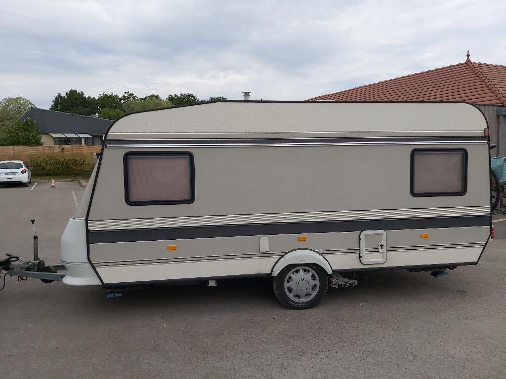 Caravan Hobby Classic 420 met mover, Caravanes & Camping, Caravanes, Particulier, jusqu'à 4, 1000 - 1250 kg, Siège de train, Hobby