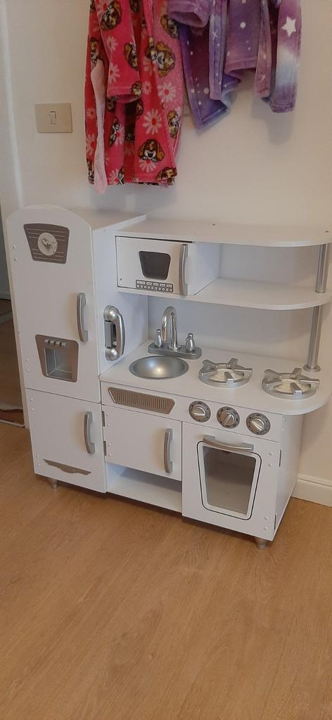 Wit houten keukentje, Ophalen