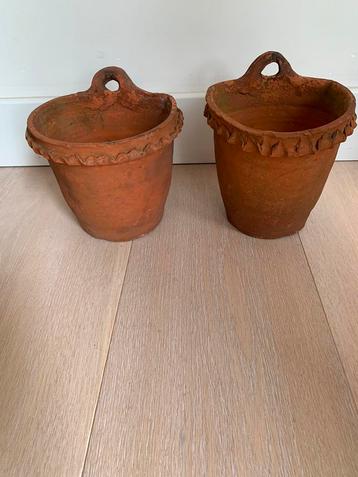 2 vieux pots de fleurs en pierre à suspendre
