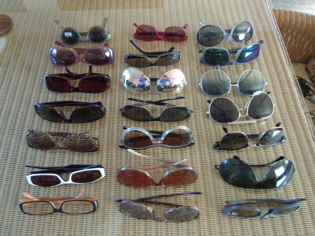 zonnebrillen prada - armani - Superdry - ..., Collections, Marques & Objets publicitaires, Enlèvement ou Envoi