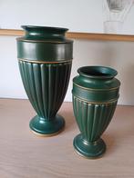 2 groene vazen met boordjes verguld, Antiquités & Art, Antiquités | Vases, Enlèvement