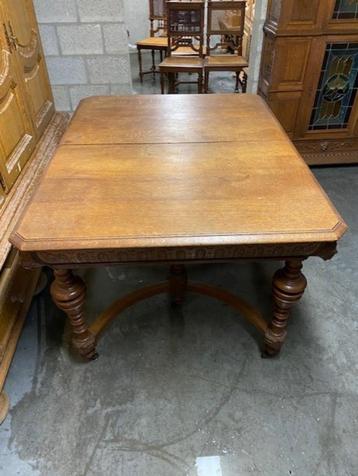 Antiek eetkamer beschikbaar voor biedingen