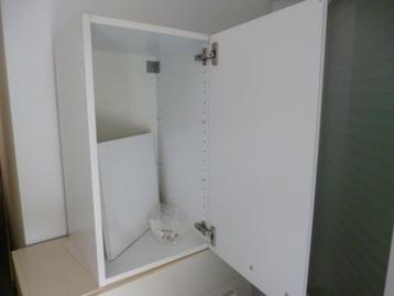 Degelijk wit hangkastje Ikea beschikbaar voor biedingen