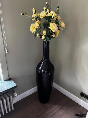 Grand vase noir - Décoration élégante disponible aux enchères