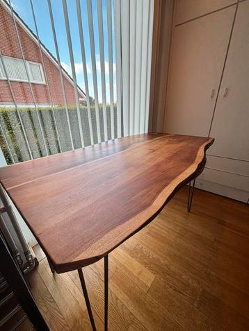 Prachtige houten tafel beschikbaar voor biedingen