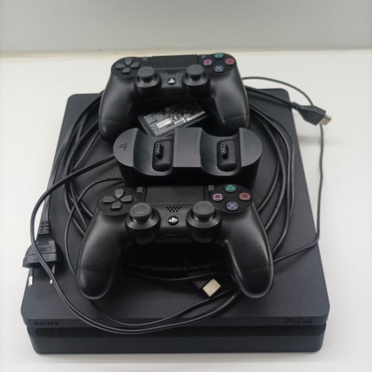 PS4 Slim met 2 controllers en officieel Sony laadstation, Games en Spelcomputers, Spelcomputers | Sony PlayStation 4, Gebruikt