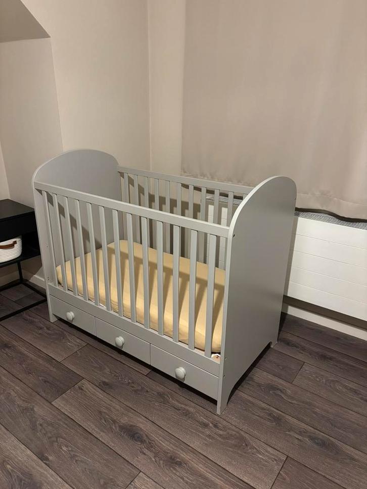 Babybed + Matras + Extra hoeslakens + Matrasbeschermer, Kinderen en Baby's, Kinderkamer | Complete kinderkamers, Gebruikt, Jongetje of Meisje