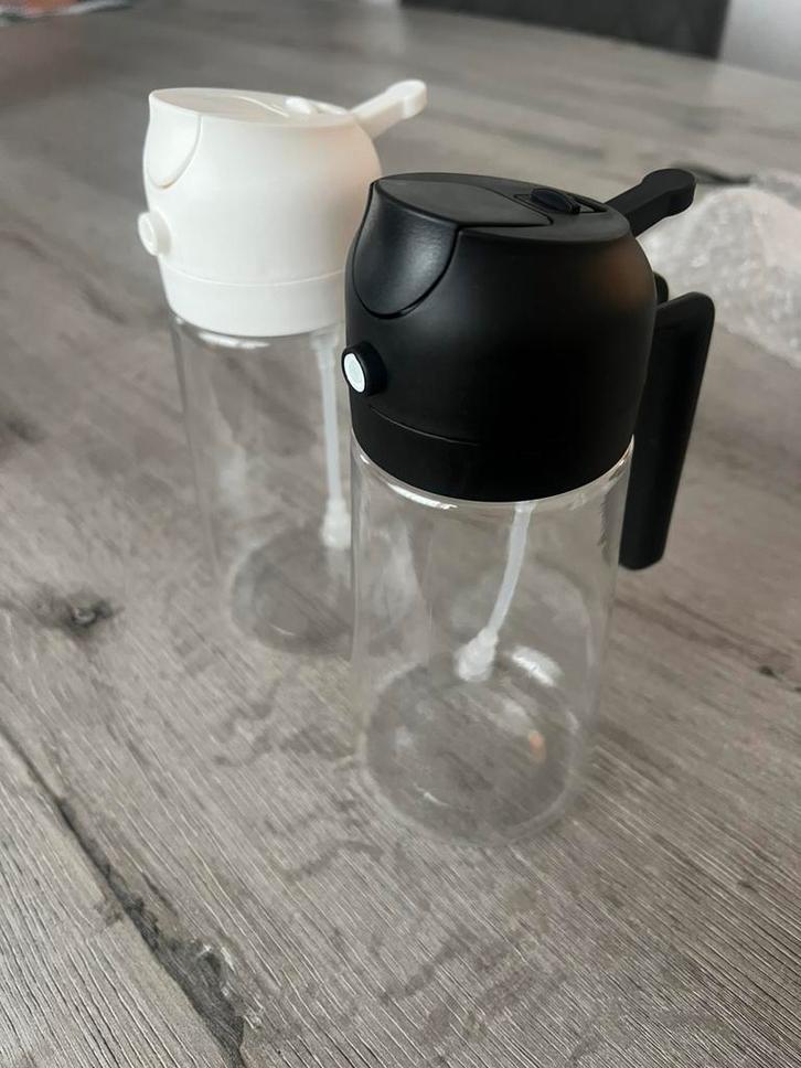 2-in-1 oliespuit en dispenser (zwart of wit)., Huis en Inrichting, Keuken | Tupperware, Nieuw, Ophalen