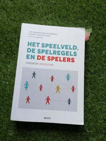 het speelveld, de spelregels en de spelers beschikbaar voor biedingen