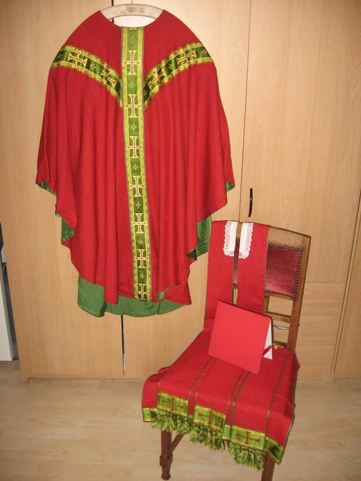 Rood kazuifel met stola, manipel, kelkvelum en bursa, Antiek en Kunst, Antiek | Religieuze voorwerpen, Ophalen of Verzenden