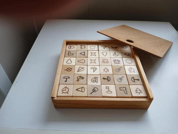houten blokkenset met gegraveerde symbolen, Kinderen en Baby's, Speelgoed | Houten speelgoed, Zo goed als nieuw, Overige typen