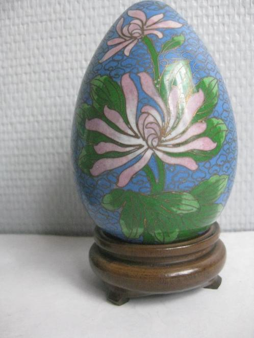 Vintage - Oeuf cloisonné avec une teinte bleue sur support., Antiquités & Art, Antiquités | Bronze & Cuivre, Cuivre, Enlèvement ou Envoi