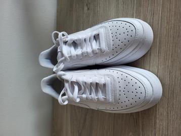 NIKE ,maat 39, NIEUW beschikbaar voor biedingen