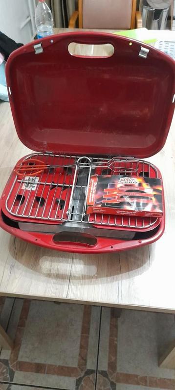 Draagbare barbecue met accessoires in zeer goede staat beschikbaar voor biedingen