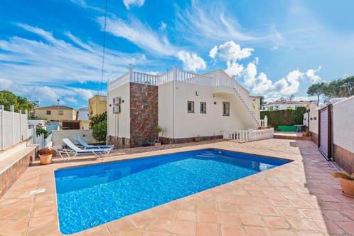 Gerenoveerde villa met gastenappartement in Los Balcones..., Immo, Buitenland, Spanje, Woonhuis, Stad