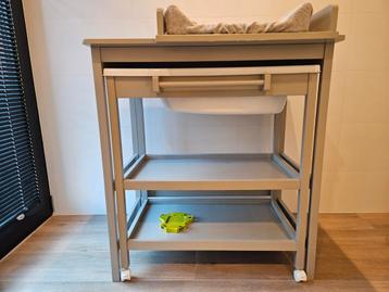 Verzorgingstafel pericles met bad en verzorgingskussen beschikbaar voor biedingen