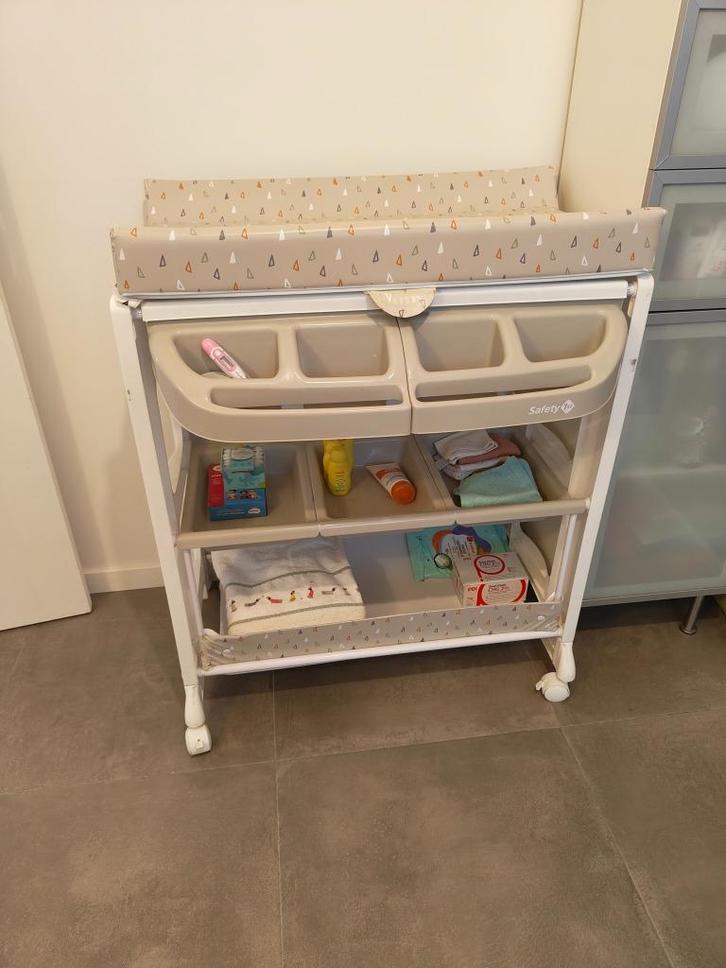 Verzorgingstafel met bad, Kinderen en Baby's, Badjes en Verzorging, Gebruikt, Badje, Overige merken, Standaard, Ophalen