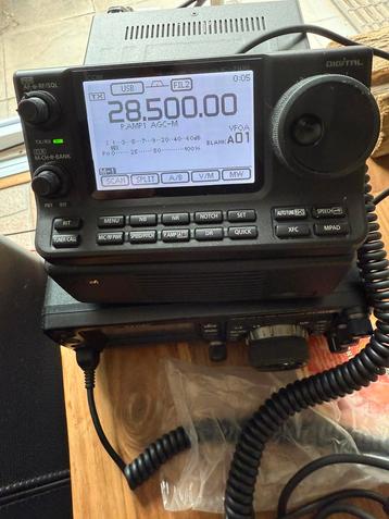 Zeer nette Icom 7100 in nieuwstaat in doos beschikbaar voor biedingen