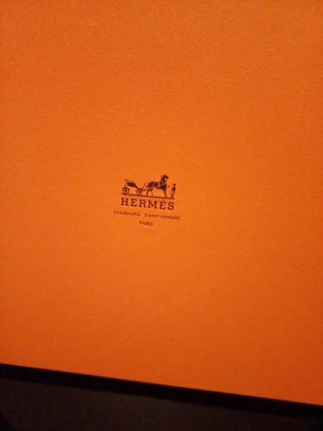 Hermes Paris sjaal met originele vintage doos beschikbaar voor biedingen