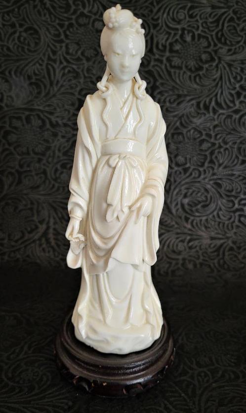 Statuette Blanc de Chine Guanyin XIXme signée, Antiquités & Art, Antiquités | Porcelaine, Enlèvement ou Envoi
