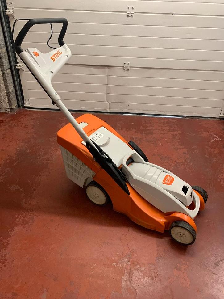 STIHL Accu grasmaaier, Tuin en Terras, Grasmaaiers, Gebruikt, Accu-grasmaaier, 30 t/m 39 cm, Cirkelmaaier, Opvangbak, Ophalen