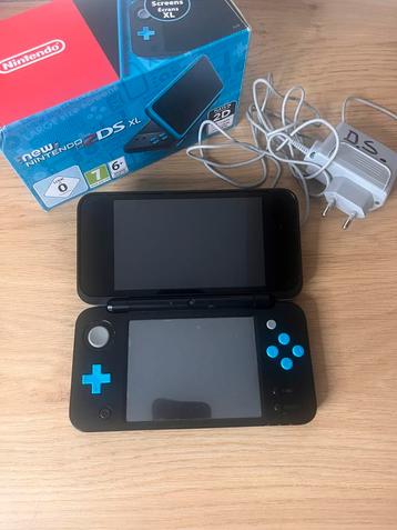 Nieuwe 2ds XL blauwe en zwarte console in doos met oplader beschikbaar voor biedingen