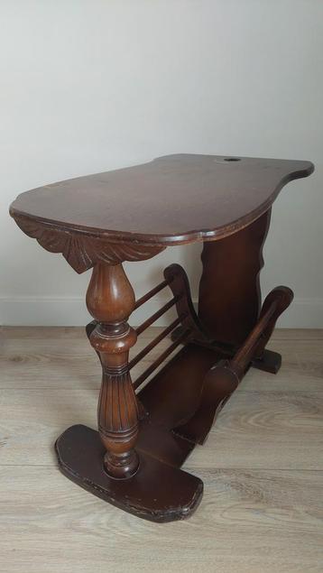 Vintage massief houten bijzettafeltje beschikbaar voor biedingen