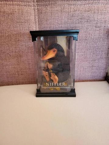 Fantastic Beasts Niffler Officiële Verzamelvitrine beschikbaar voor biedingen