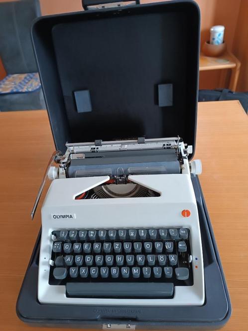 Machine à écrire Olympia classique dans un boîtier à mouveme, Divers, Machines à écrire, Utilisé, Enlèvement