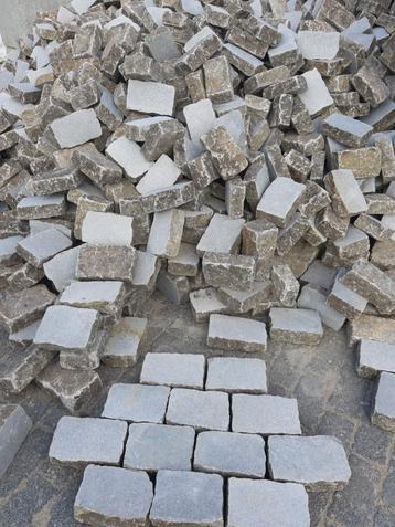 Gezaagde langwerpige graniet kasseien  beschikbaar voor biedingen