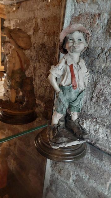 beeld van jongen met pijp beschikbaar voor biedingen