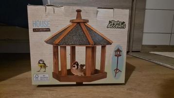 Vogel huisje staander + gratis vogelvoer disponible aux enchères