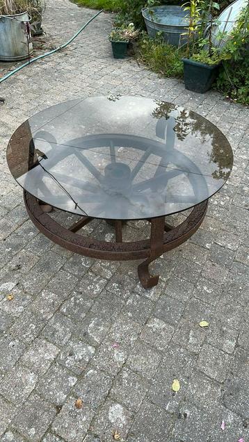 Vintage karrewiel - bijzettafel beschikbaar voor biedingen
