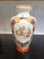 Ancien Vase Opaline blanche avec anges, Enlèvement