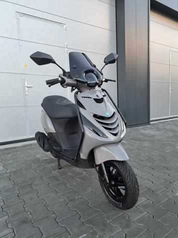 Trottinette Piaggio Zip 4T Gloss Nardo Grey, OPTION COMPLÈTE, Enlèvement, Comme neuf, Piaggio Zip